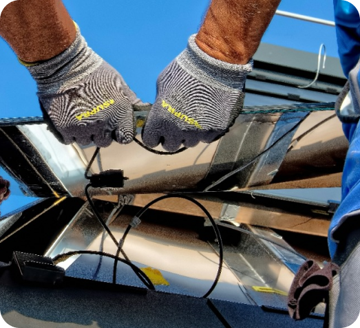 Profissionais instalando um sistema de energia fotovoltaica